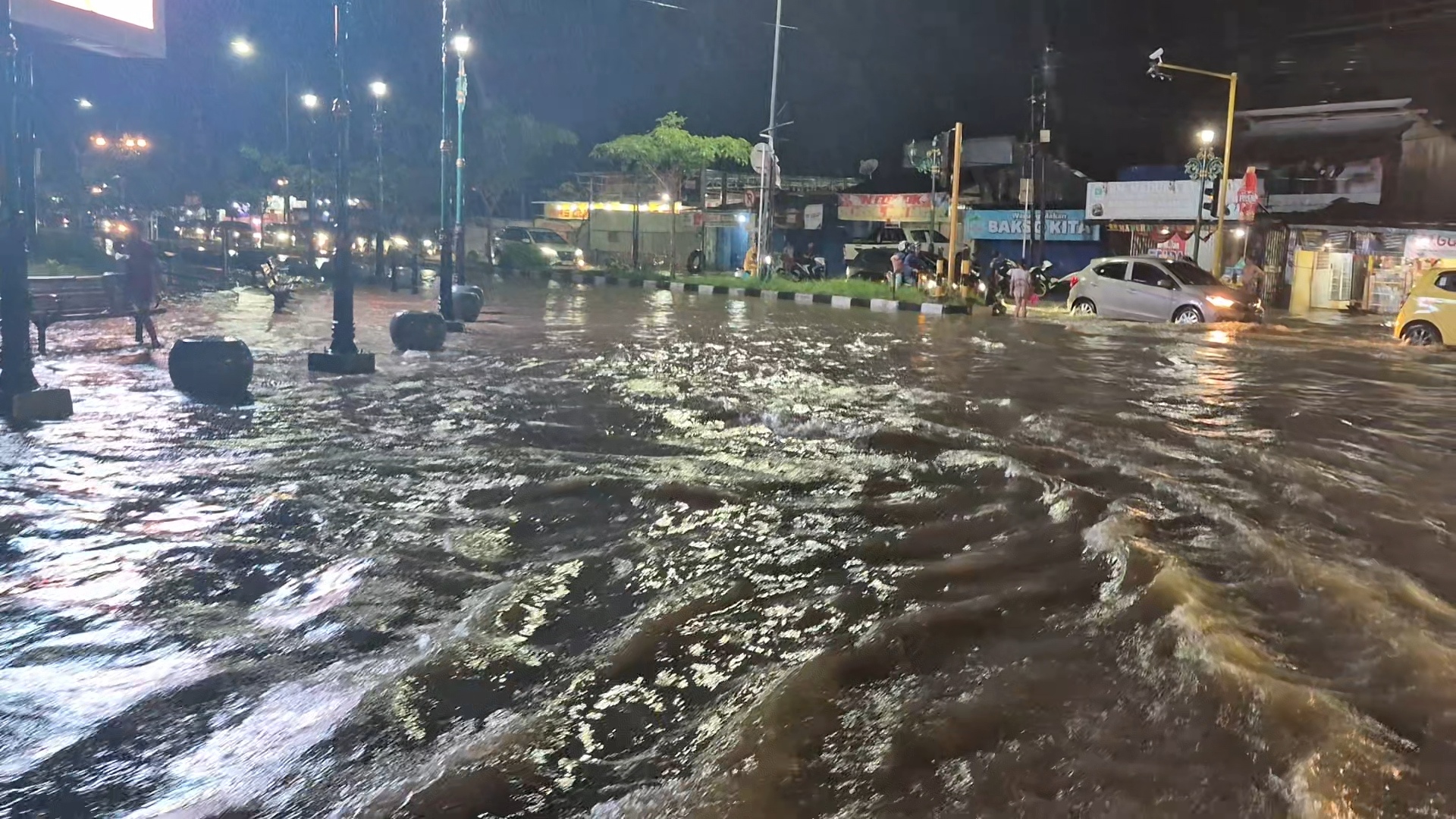 Komitmen Tangani Banjir, Wakil Wali Kota Kendari Turun Langsung Pantau Titik Rawan 2