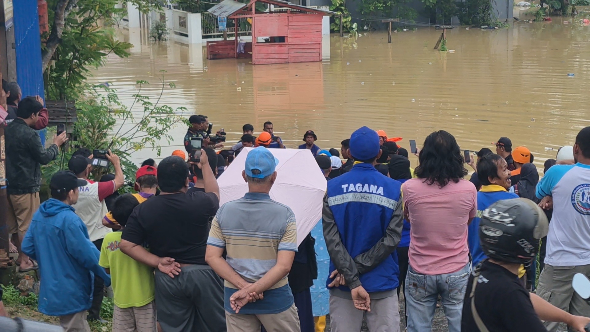 Hadir di Tengah Warga Terdampak Banjir, Wali Kota Kendari Instruksikan Seluruh OPD All Out Turun ke Lapangan 4