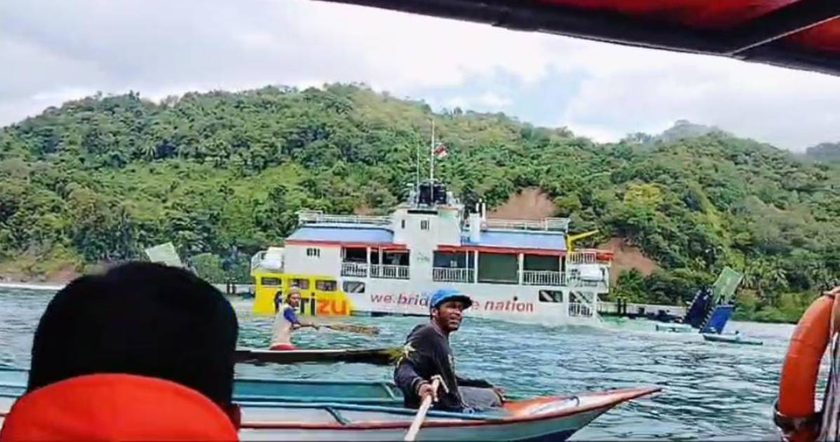 Kondisi KMP Tongkol milik PT ASDP saat kandas di perairan Poleloa-Poleloa, Desa Namu, Kabupaten Konawe Selatan, Sulawesi Tenggara. Insiden ini terjadi saat cuaca laut sedang tidak bersahabat. (Foto: Istimewa)