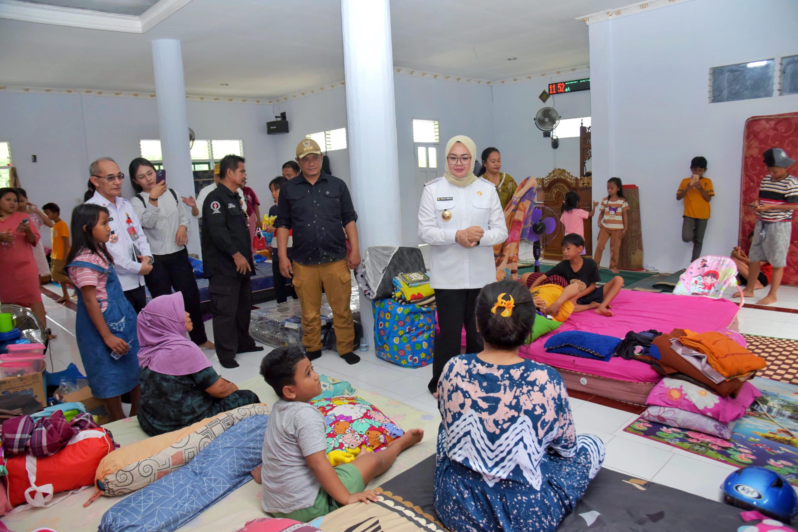 Langkah Kecil Wali Kota Kendari di Tengah Warga Terdampak Banjir: Kami Bersama Kalian, Solusi Jangka Panjang Segera Disiapkan 4