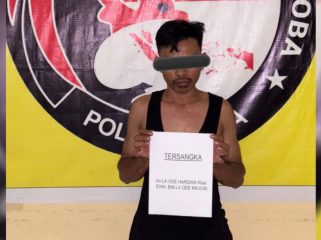 La Ode Hardian alias Dian, mahasiswa asal Muna, diamankan Tim Satresnarkoba Polres Muna atas dugaan kuat sebagai pengedar sabu. Ia ditangkap bersama barang bukti sabu seberat 19,55 gram yang ditemukan di rumahnya. (Foto: Humas Polres Muna)