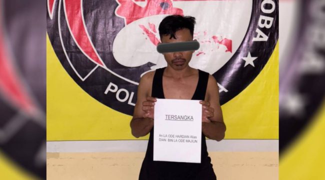 La Ode Hardian alias Dian, mahasiswa asal Muna, diamankan Tim Satresnarkoba Polres Muna atas dugaan kuat sebagai pengedar sabu. Ia ditangkap bersama barang bukti sabu seberat 19,55 gram yang ditemukan di rumahnya. (Foto: Humas Polres Muna)
