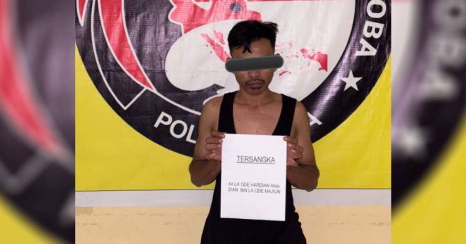 
					La Ode Hardian alias Dian, mahasiswa asal Muna, diamankan Tim Satresnarkoba Polres Muna atas dugaan kuat sebagai pengedar sabu. Ia ditangkap bersama barang bukti sabu seberat 19,55 gram yang ditemukan di rumahnya. (Foto: Humas Polres Muna)