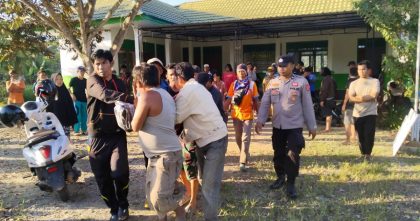 Warga bersama aparat kepolisian mengevakuasi jenazah pria yang ditemukan terapung di embung Kecamatan Polinggona, Kabupaten Kolaka, Sulawesi Tenggara, Selasa (29/7/2025) pagi.