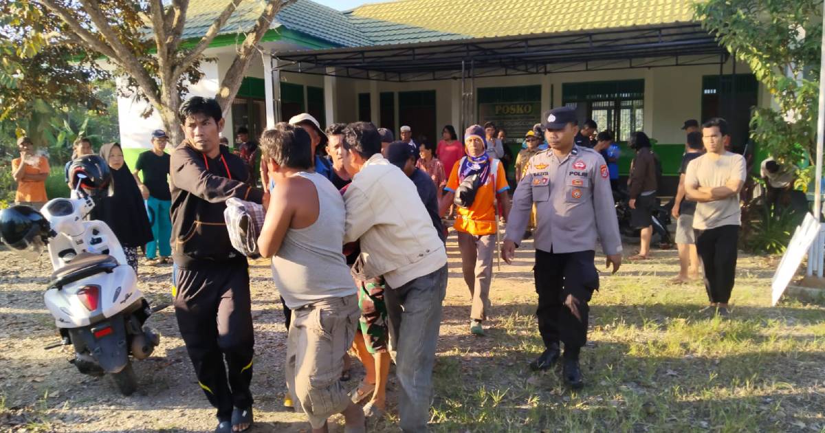 Warga bersama aparat kepolisian mengevakuasi jenazah pria yang ditemukan terapung di embung Kecamatan Polinggona, Kabupaten Kolaka, Sulawesi Tenggara, Selasa (29/7/2025) pagi.