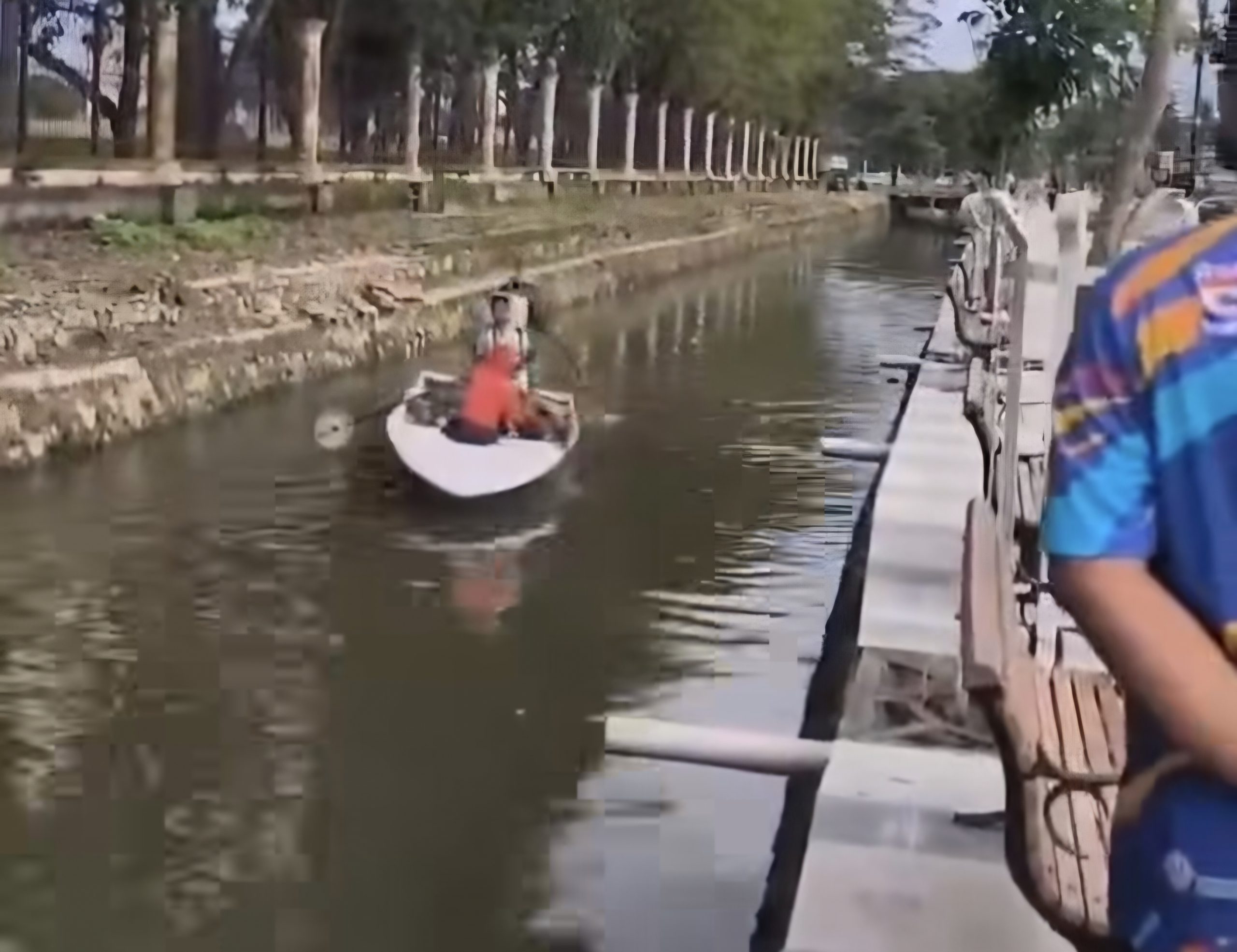 Gunakan Perahu, Wawali Pantau Langsung Pembersihan Sampah di MTQ Kendari 2