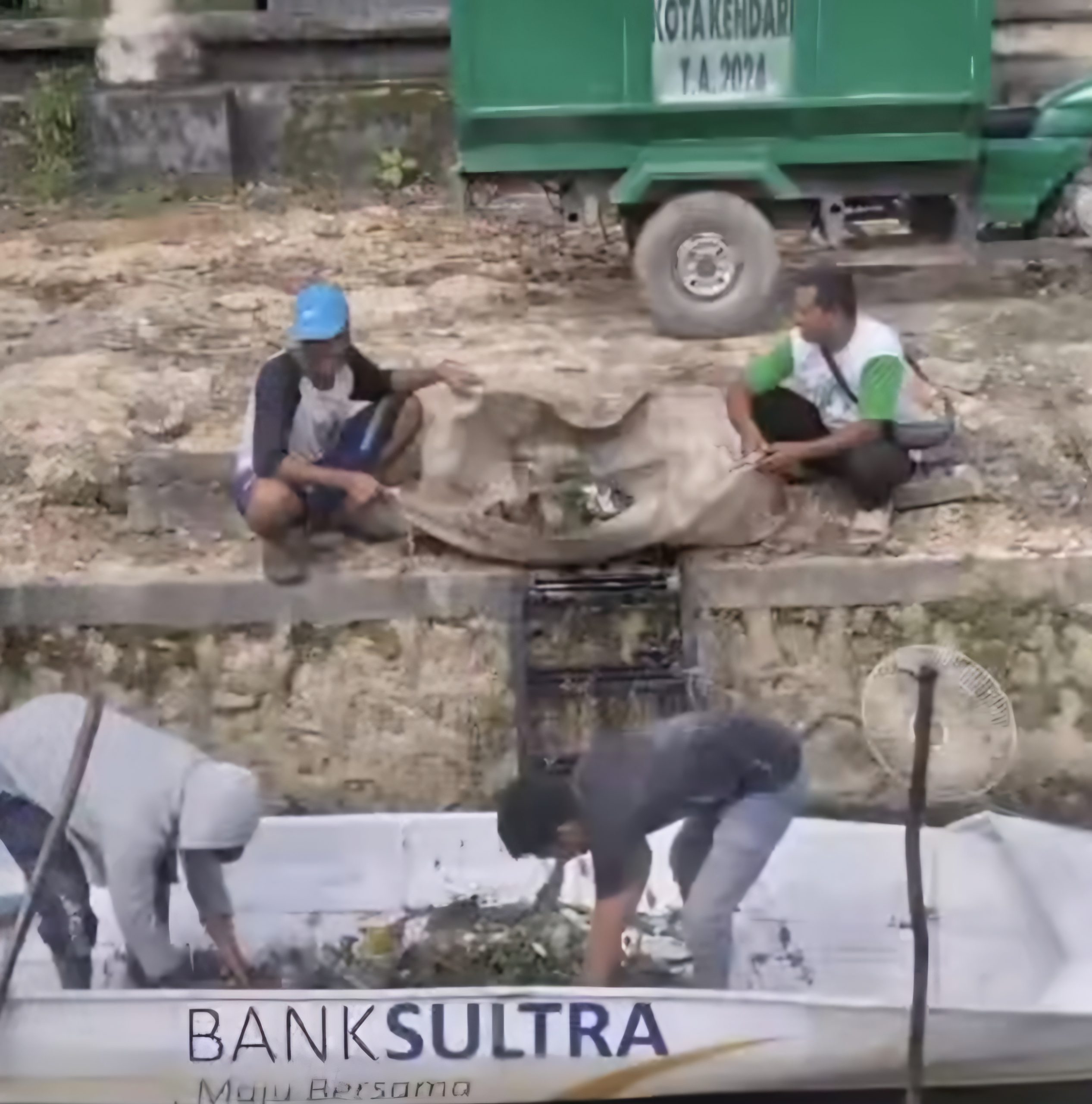 Gunakan Perahu, Wawali Pantau Langsung Pembersihan Sampah di MTQ Kendari 3