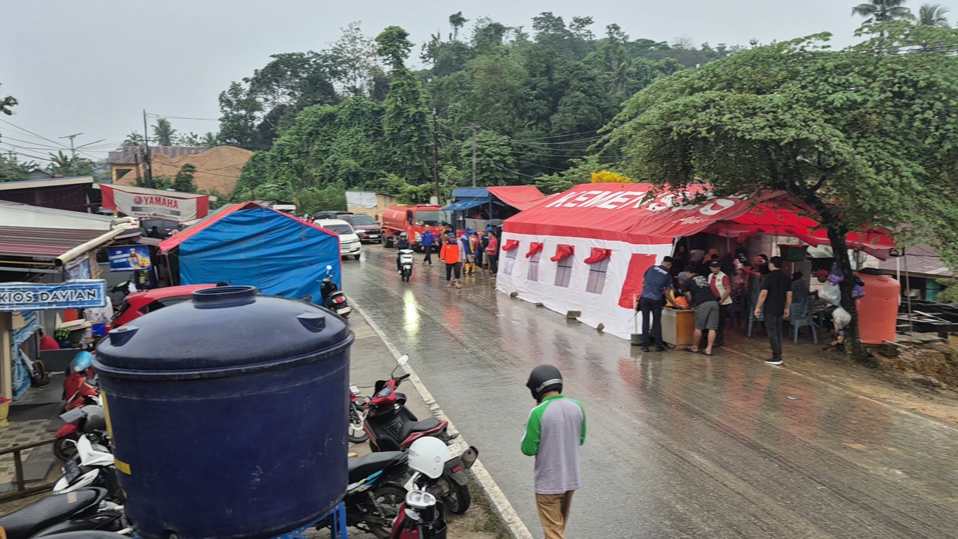 Kominfo Kendari Turun Salurkan Bantuan untuk Warga Terdampak Banjir Kali Wanggu 4