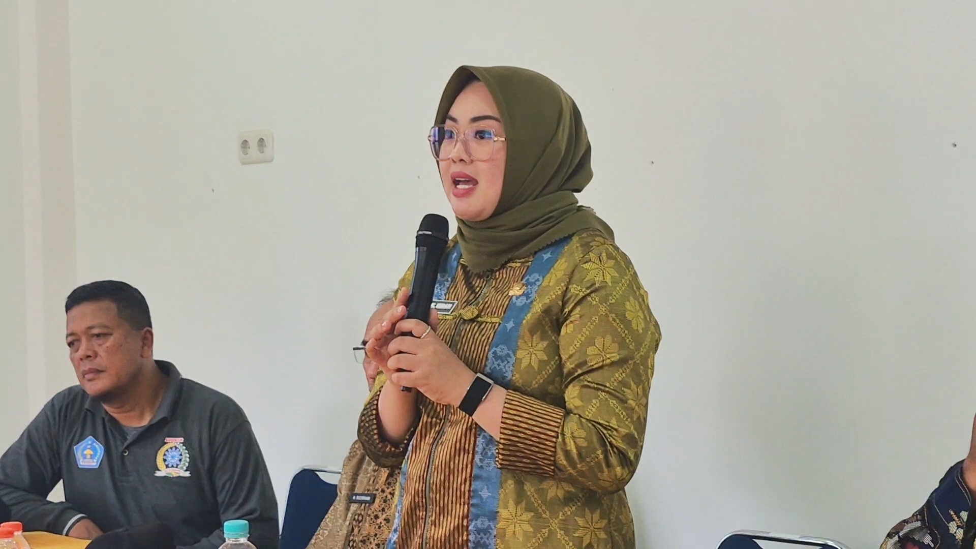 Serahkan Bantuan Sembako, Wali Kota Kendari Beberkan Upaya Jangka Panjang Atasi Banjir di Kampung Salo 2