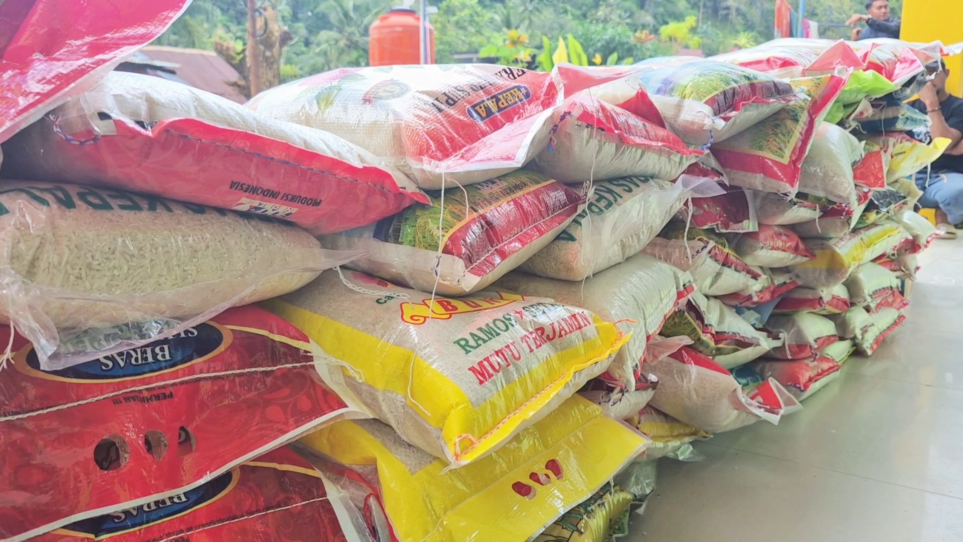 Serahkan Bantuan Sembako, Wali Kota Kendari Beberkan Upaya Jangka Panjang Atasi Banjir di Kampung Salo 4