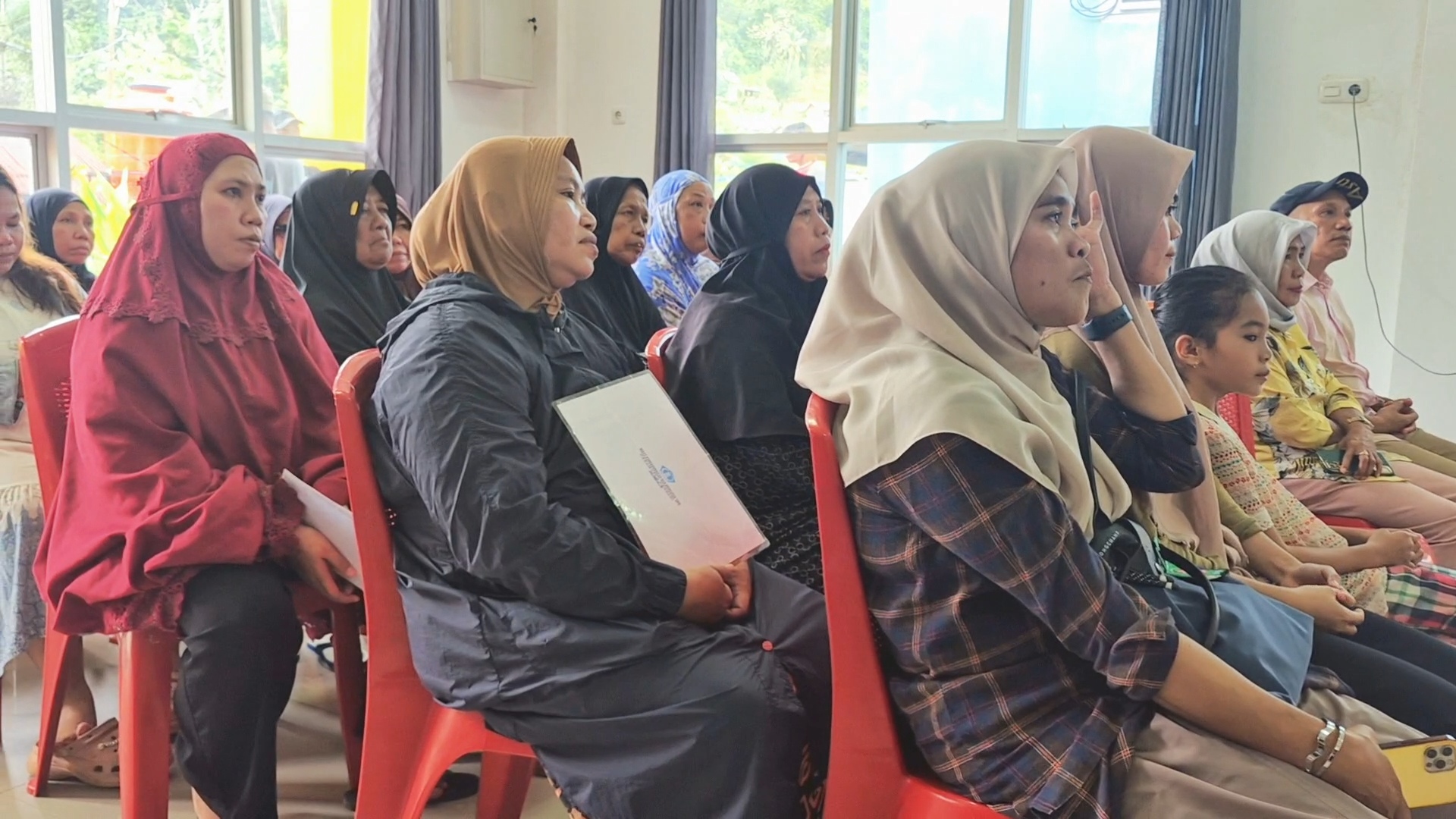 Serahkan Bantuan Sembako, Wali Kota Kendari Beberkan Upaya Jangka Panjang Atasi Banjir di Kampung Salo 3