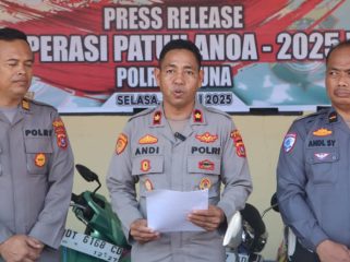 Wakapolres Muna Kompol Andi Usri (tengah) memberikan keterangan pers didampingi oleh sejumlah perwira Polres Muna saat konferensi pers hasil Operasi Patuh Anoa 2025 di Muna, Sulawesi Tenggara, Selasa (29/7/2025).