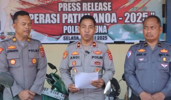 Wakapolres Muna Kompol Andi Usri (tengah) memberikan keterangan pers didampingi oleh sejumlah perwira Polres Muna saat konferensi pers hasil Operasi Patuh Anoa 2025 di Muna, Sulawesi Tenggara, Selasa (29/7/2025).