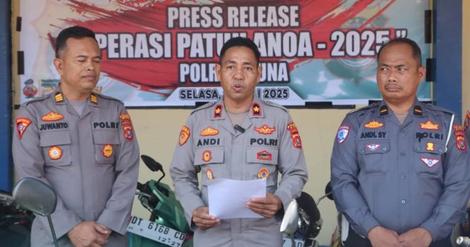 Wakapolres Muna Kompol Andi Usri (tengah) memberikan keterangan pers didampingi oleh sejumlah perwira Polres Muna saat konferensi pers hasil Operasi Patuh Anoa 2025 di Muna, Sulawesi Tenggara, Selasa (29/7/2025).