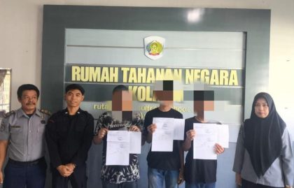 Sejumlah narapidana di Rutan Kolaka yang menerima dari Presiden Prabowo. Dok: Istimewa.
