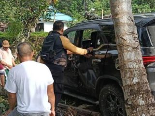 Mobil Toyota Fortuner dengan nomor polisi DT 15XX keluar jalur usai mengalami kecelakaan tunggal di tikungan licin Desa Taipa, Konut. Dok: Istimewa.