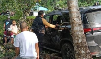 Mobil Toyota Fortuner dengan nomor polisi DT 15XX keluar jalur usai mengalami kecelakaan tunggal di tikungan licin Desa Taipa, Konut. Dok: Istimewa.