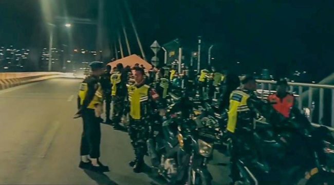 Personel gabungan saat melakukan patroli di sekitar kawasan Jembatan Teluk Kendari, Kota Kendari. Dok: Istimewa.
