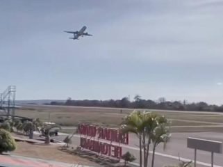 Pesawat Super Air Jet terlihat melakukan manuver go-around di atas landasan Bandara Betoambari Baubau akibat cuaca buruk, Selasa (16/9/2025). (Foto: Istimewa)
