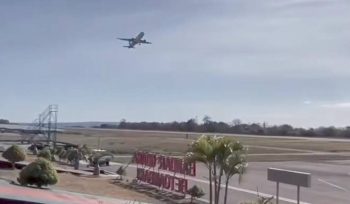 Pesawat Super Air Jet terlihat melakukan manuver go-around di atas landasan Bandara Betoambari Baubau akibat cuaca buruk, Selasa (16/9/2025). (Foto: Istimewa)