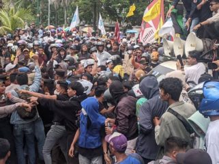 Massa aksi terlibat bersitegang dengan aparat kepolisian saat demo di depan Kantor DPRD Sultra. Dok: Kisahan.id