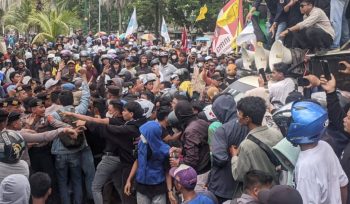 Massa aksi terlibat bersitegang dengan aparat kepolisian saat demo di depan Kantor DPRD Sultra. Dok: Kisahan.id
