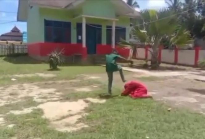 
					Aksi kekerasan antar anak sekolah diduga terjadi di halaman SD Negeri 7 Kabangka, Kecamatan Barangka, Kabupaten Muna Barat. Dok: Istimewa.