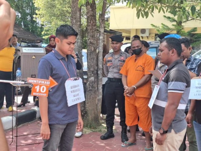 Rekonstruksi kasus pembunuhan anak di bawah umur menghadirkan langsung tersangka LT, anggota DPRD Wakatobi, di Polda Sultra. Dok: Istimewa.