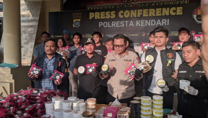 Konferensi pers pengungkapan peredaran kosmetik ilegal di Polresta Kendari. Dok: Kisahan.id.