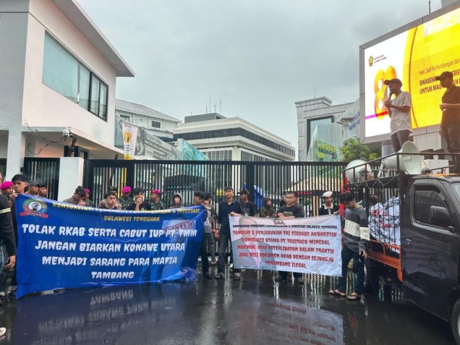 Sejumlah pendemo di Kejagung RI yang mendesak penanganan dugaan kejahatan tambang PT TMM di Sultra. Dok. Istimewa.