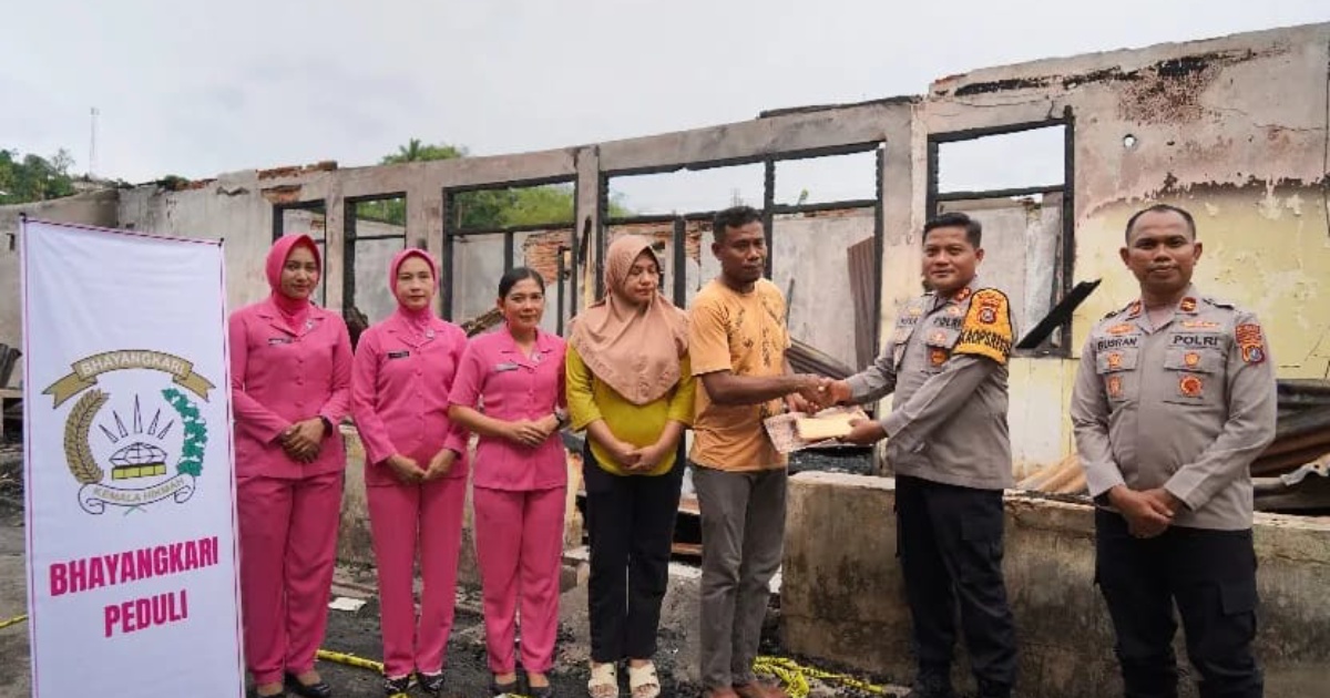 Wakapolresta Kendari menyerahkan bantuan kepada anggota polisi yang terdampak musibah kebakaran. Dok: Istimewa.