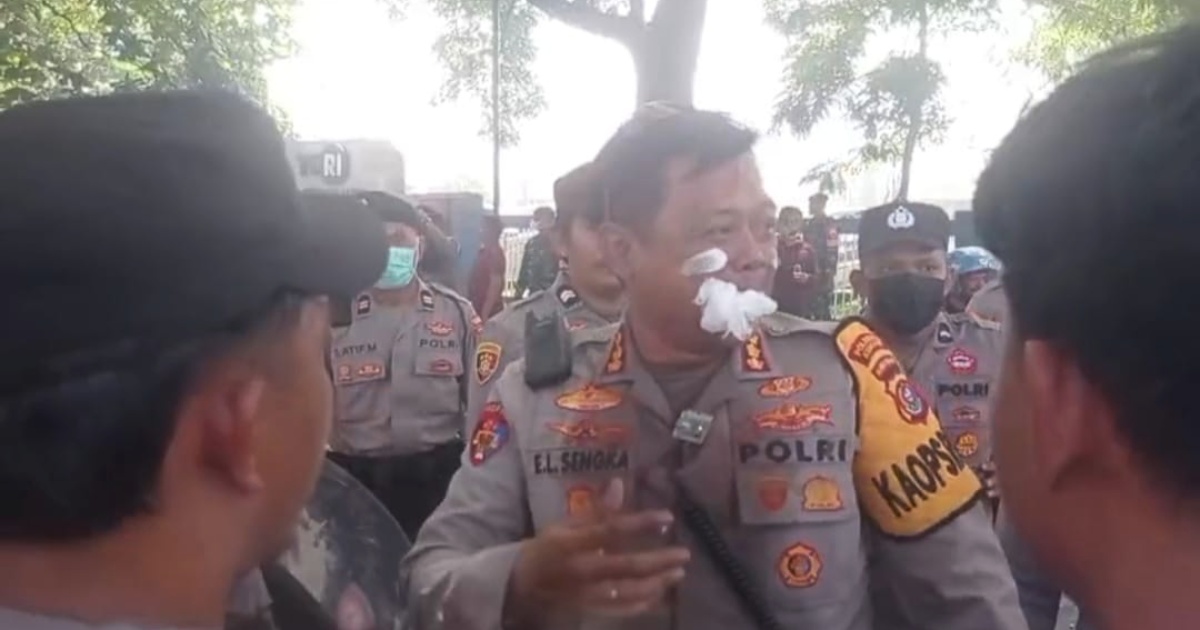 Kapolresta Kendari Kombes Pol Edwin Louis Sengka alami luka bagian dagu dan bibir usai terkena lemparan dalam aksi demonstrasi. Dok: Istimewa.