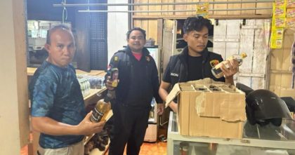 Satgas Operasi Sikat Anoa 2025 Polda Sultra saat melakukan penindakan peredaran minuman keras di wilayah Sultra. Dok: Istimewa.