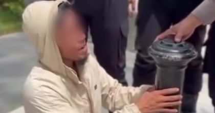 Pria berinisial IR saat ditangkap basah mencuri tiang besi di kawasan pedestrian tugu eks MTQ Kendari. Dok: Istimewa.