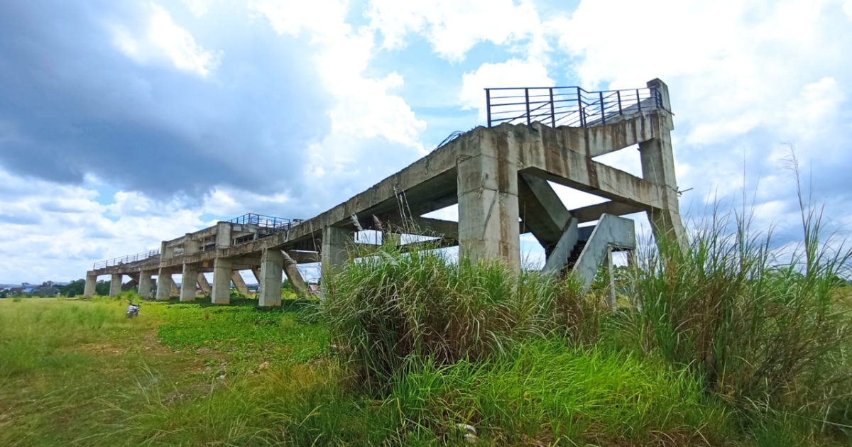 Tribun stadion Motewe, Muna nampak dipenuhi semak belukar. Dok: Kisahan.id