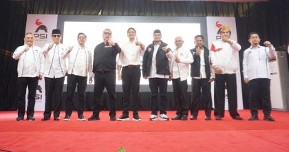 Ketua Umum PSI Kaesang P (tengah), Ketua Harian PSI Ahmad Ali (empat kiri), Ketua DPW PSI Sultra LM. Rajiun bersama pengurus DPW PSI Sultra saat Rakorwil PSI di Zahra Hotel Kendari, 21 November 2025.. Foto. Istimewa