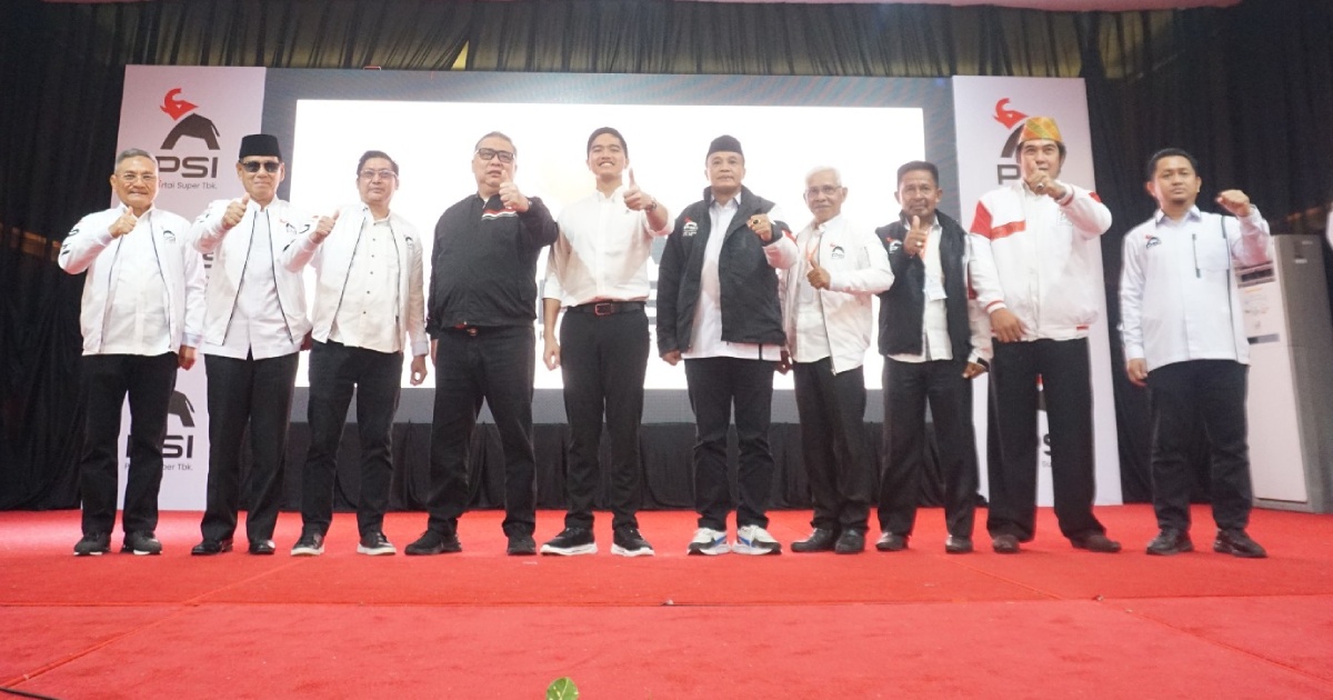 Ketua Umum PSI Kaesang P (tengah), Ketua Harian PSI Ahmad Ali (empat kiri), Ketua DPW PSI Sultra LM. Rajiun bersama pengurus DPW PSI Sultra saat Rakorwil PSI di Zahra Hotel Kendari, 21 November 2025.. Foto. Istimewa