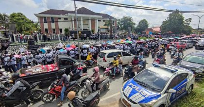Ribuan guru menggelar aksi di depan PT Sultra, di Kendari, memprotes vonis lima tahun penjara terhadap guru SD, Mansur. Dok: Istimewa.