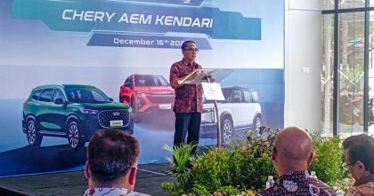 Staf Ahli Bidang Ekonomi, Keuangan, dan Pembangunan Kota Kendari, Alda Kesutan Lapae, saat memberikan sambutan pada peresmian dealer Chery AEM Kendari. Dok: Kisahan.id