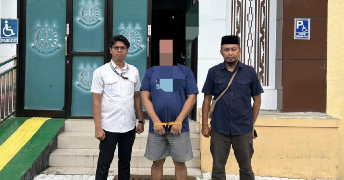 Tersangka kasus pembunuhan anak, anggota DPRD Wakatobi Litao alias La Lita, diserahkan Polda Sultra ke JPU. Dok: Istimewa.