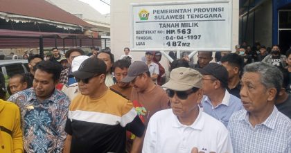 Pihak keluarga Nur Alam hadiri proses penarikan aset milik Dinas Transmigrasi oleh Pemprov Sultra. Dok: Istimewa.