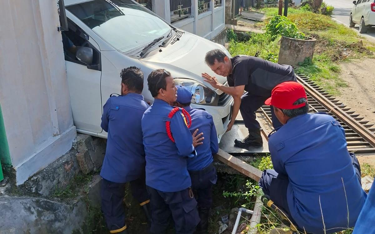 Gerak Cepat Damkar Kendari Layani Aduan Warga, Dedikasi Personel Tuai Apresiasi 2