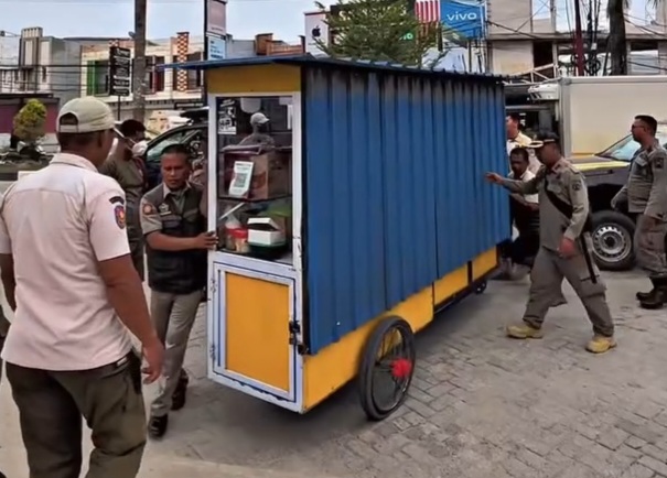 Penertiban Humanis di Jalan Martandu, Satpol PP Edukasi Pedagang Demi Wajah Kendari yang Indah 4